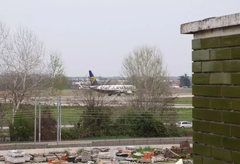 تختخواب و صبحانه Flytosuite Aeroporto Attico Mansarda