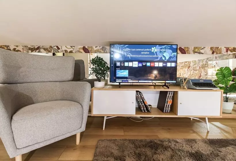 تختخواب و صبحانه Flytosuite Aeroporto Attico Mansarda