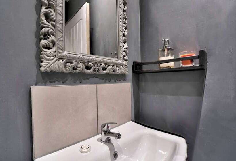 Cozy Guest Lodge With A Large Secluded Garden