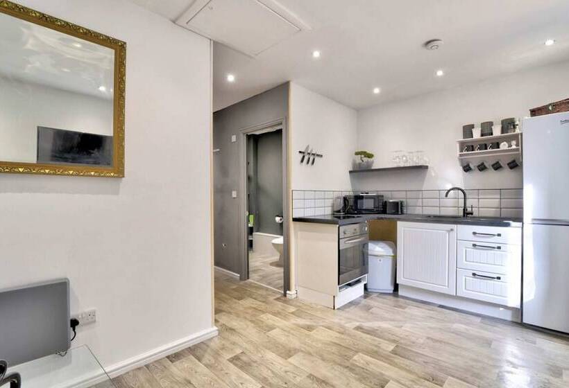 Cozy Guest Lodge With A Large Secluded Garden