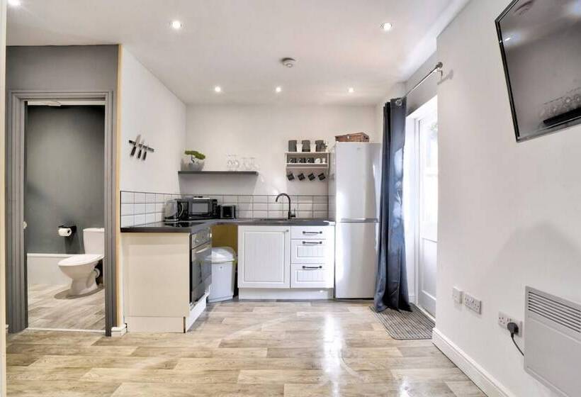 Cozy Guest Lodge With A Large Secluded Garden