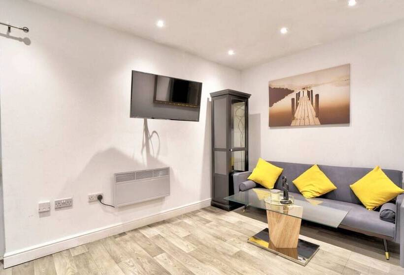 Cozy Guest Lodge With A Large Secluded Garden