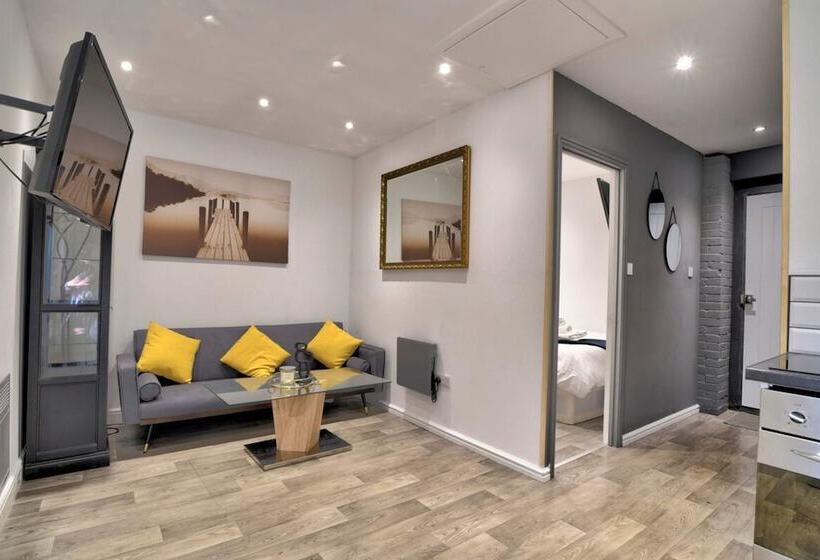 Cozy Guest Lodge With A Large Secluded Garden