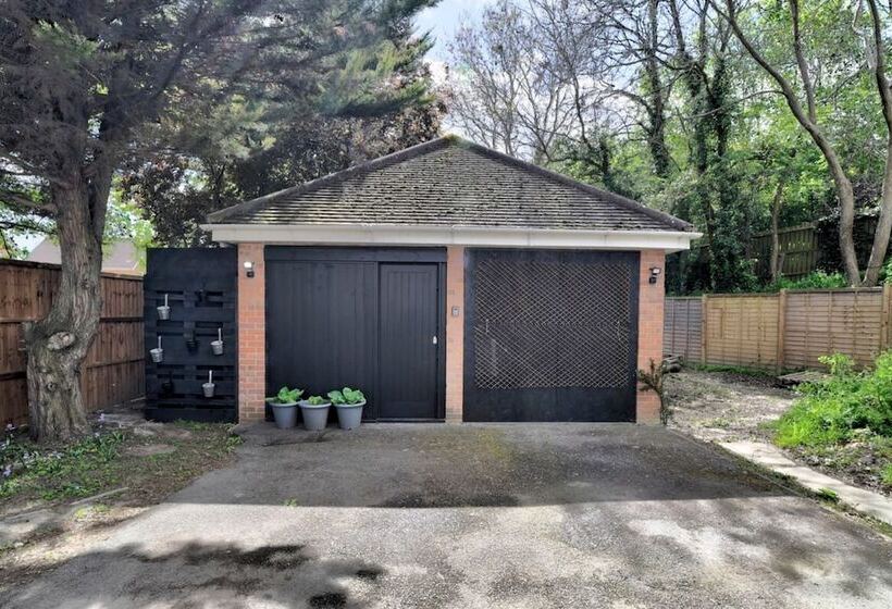 Cozy Guest Lodge With A Large Secluded Garden