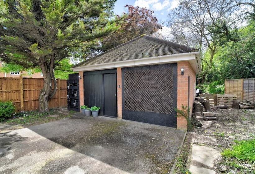 Cozy Guest Lodge With A Large Secluded Garden