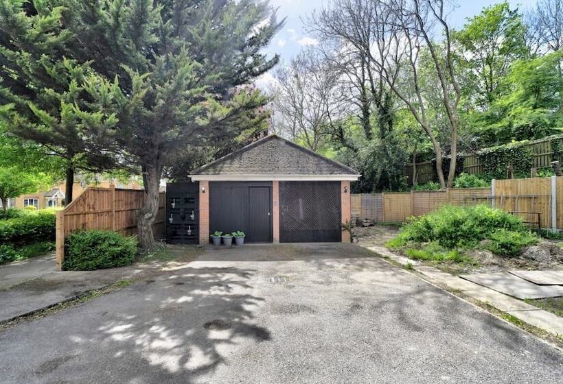Cozy Guest Lodge With A Large Secluded Garden