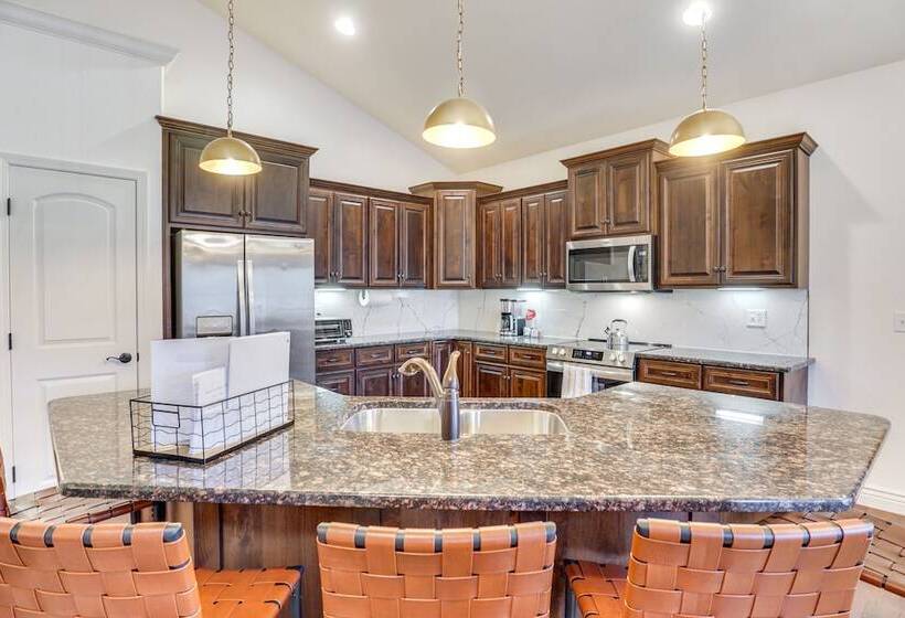 Golf Course View Resort Home In Lake Of The Ozarks