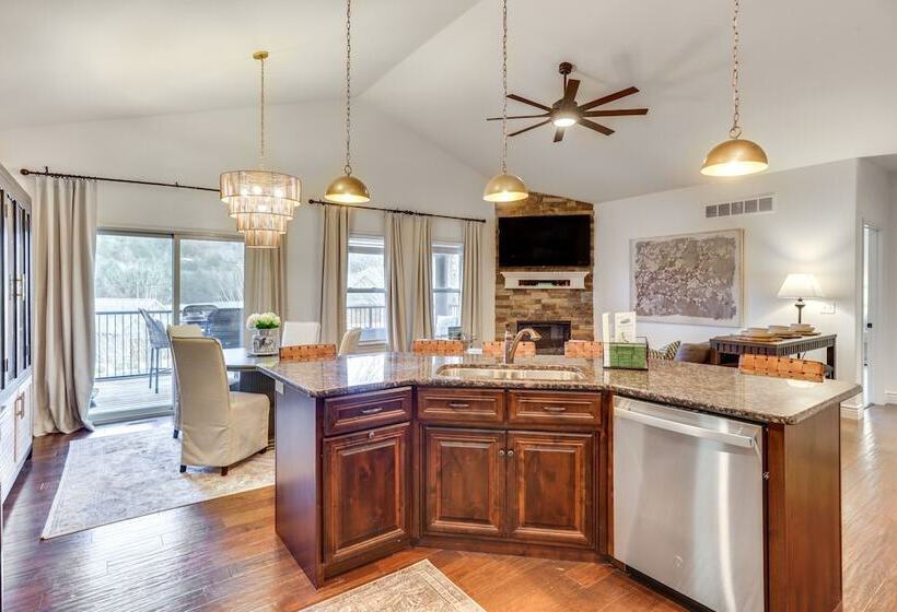 Golf Course View Resort Home In Lake Of The Ozarks