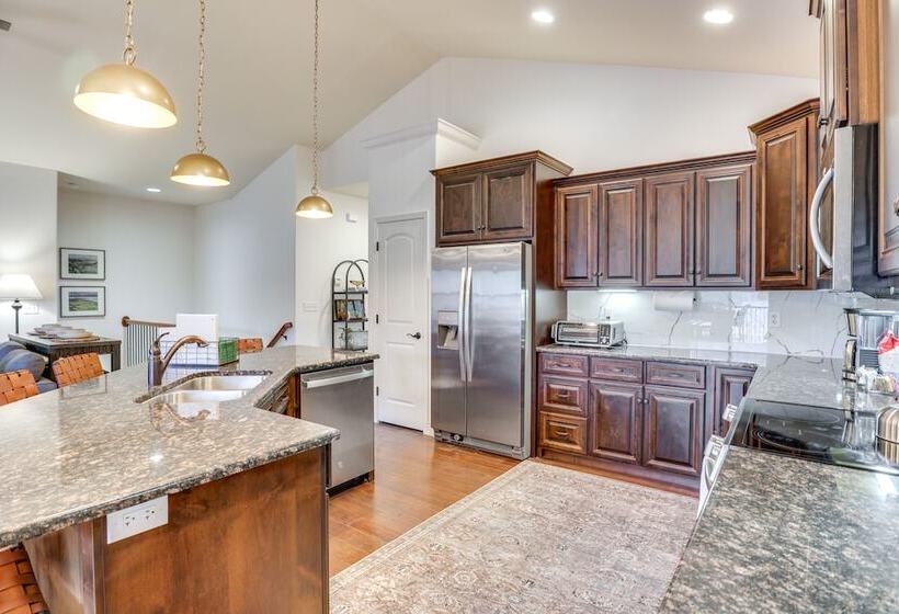 Golf Course View Resort Home In Lake Of The Ozarks