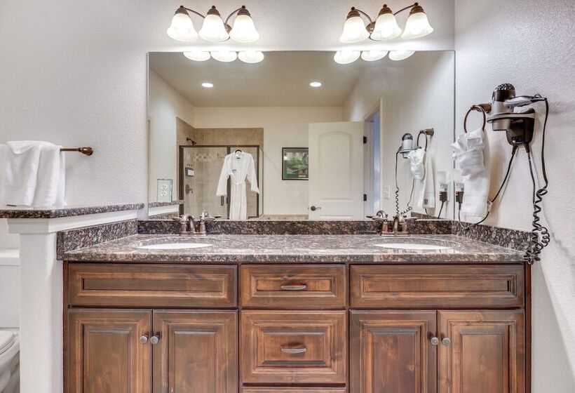 Golf Course View Resort Home In Lake Of The Ozarks