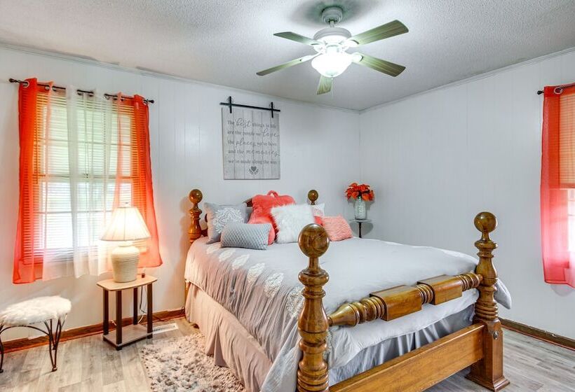 Quiet & Cozy Rembert Home ~ 9 Mi To Air Force Base