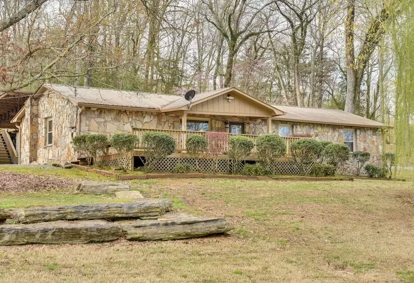 Quiet Guntersville Cottage Near Lake: Boat Parking