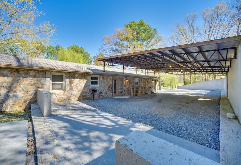 Quiet Guntersville Cottage Near Lake: Boat Parking