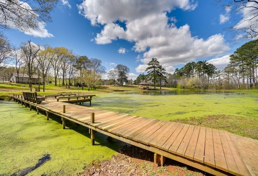 Quiet Guntersville Cottage Near Lake: Boat Parking