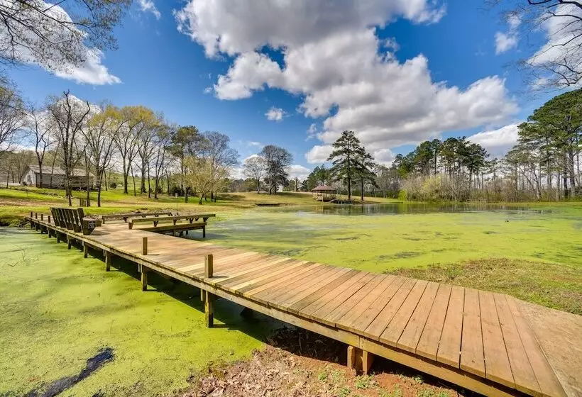 Quiet Guntersville Cottage Near Lake: Boat Parking