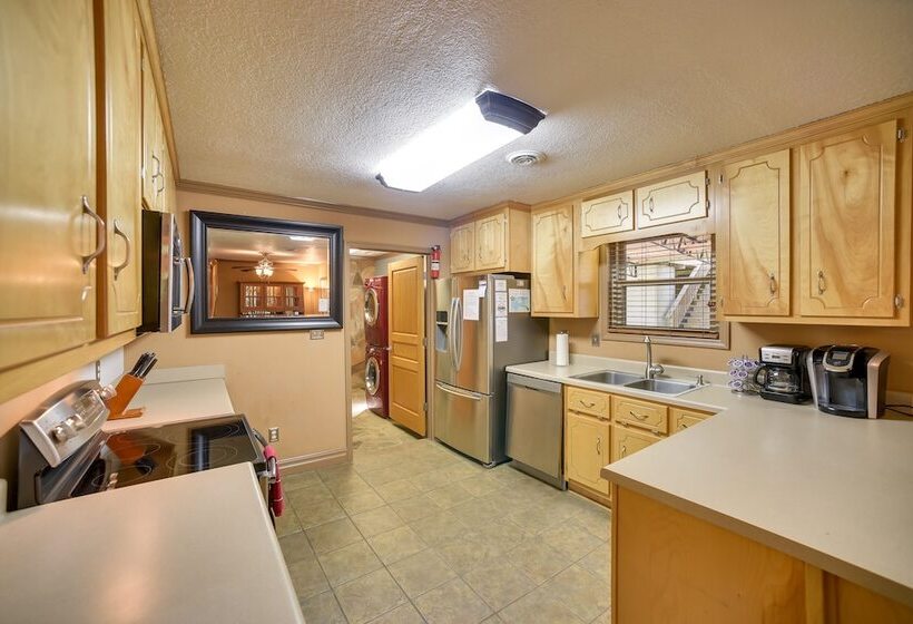 Quiet Guntersville Cottage Near Lake: Boat Parking