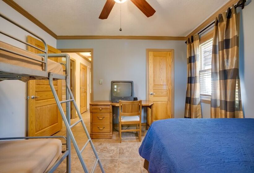 Quiet Guntersville Cottage Near Lake: Boat Parking