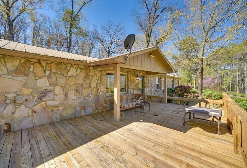Quiet Guntersville Cottage Near Lake: Boat Parking
