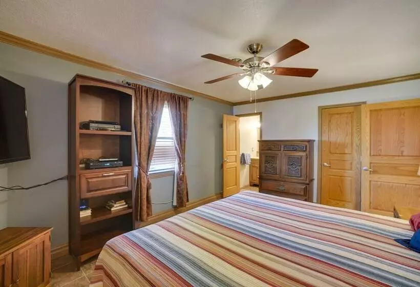 Quiet Guntersville Cottage Near Lake: Boat Parking