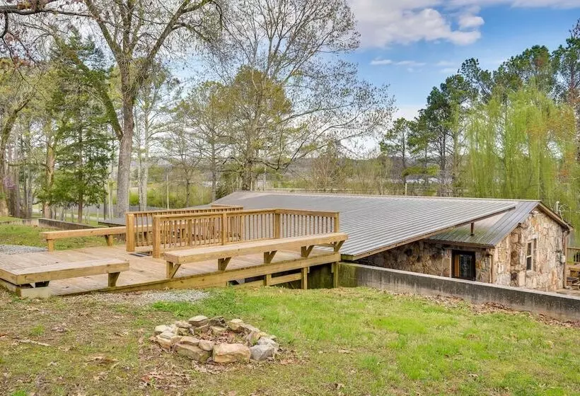 Quiet Guntersville Cottage Near Lake: Boat Parking
