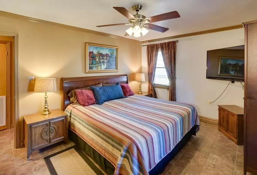 Quiet Guntersville Cottage Near Lake: Boat Parking