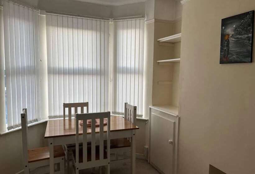 דירת נופש Lovely 2 Bed House In Liverpool