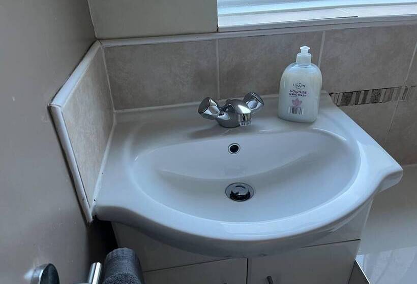 דירת נופש Lovely 2 Bed House In Liverpool