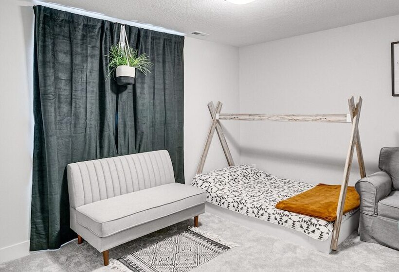 Spacious Family Home ~ 13 Mi To Des Moines