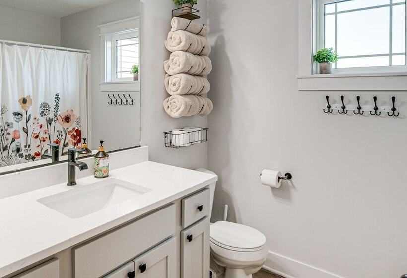 Spacious Family Home ~ 13 Mi To Des Moines