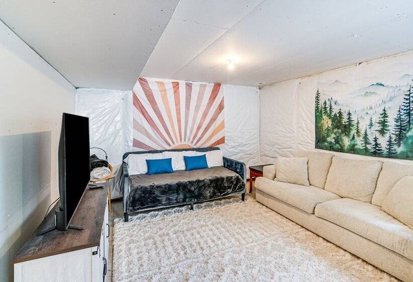 Spacious Family Home ~ 13 Mi To Des Moines