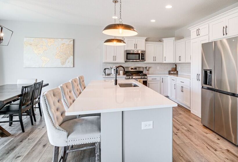 Spacious Family Home ~ 13 Mi To Des Moines