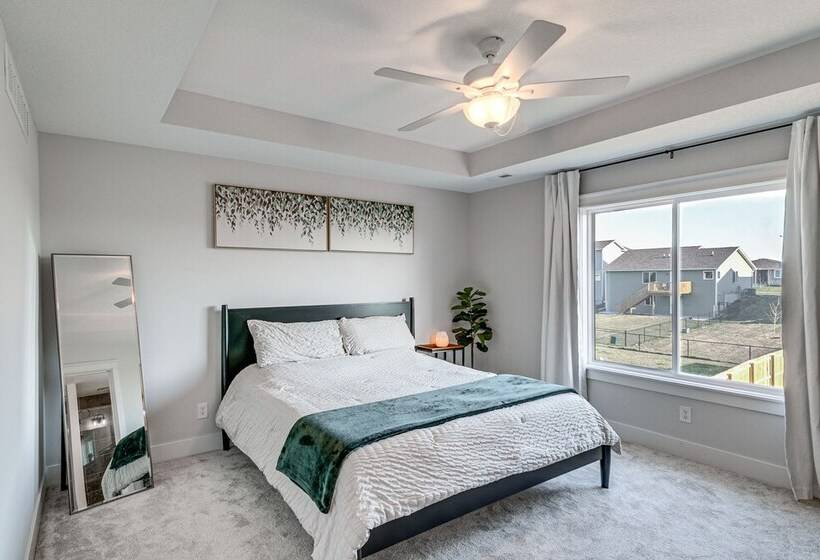 Spacious Family Home ~ 13 Mi To Des Moines