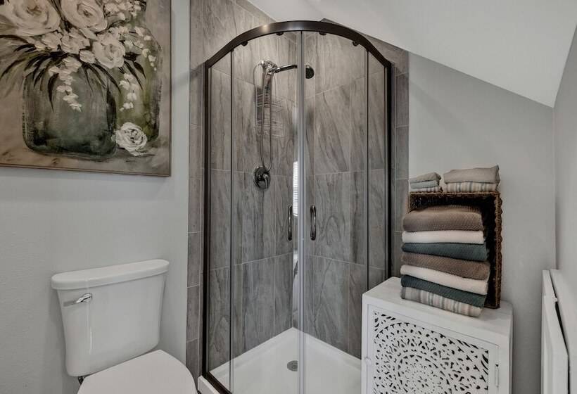 The Elizabeth Cottage