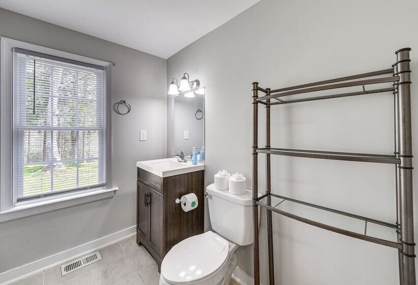 Toano Home W/ Screened Porch: Steps To Lake!