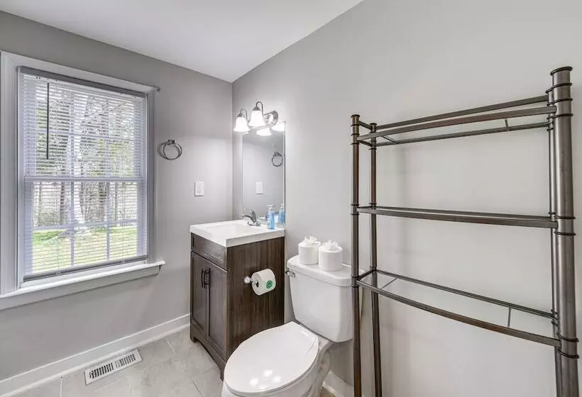 Toano Home W/ Screened Porch: Steps To Lake!