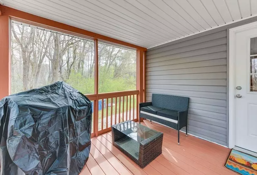 Toano Home W/ Screened Porch: Steps To Lake!