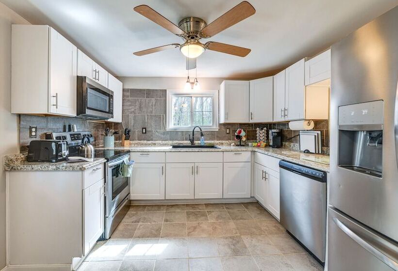 Toano Home W/ Screened Porch: Steps To Lake!