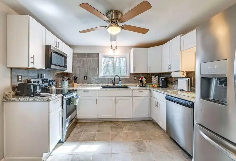 Toano Home W/ Screened Porch: Steps To Lake!