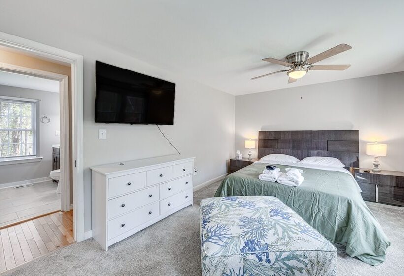 Toano Home W/ Screened Porch: Steps To Lake!