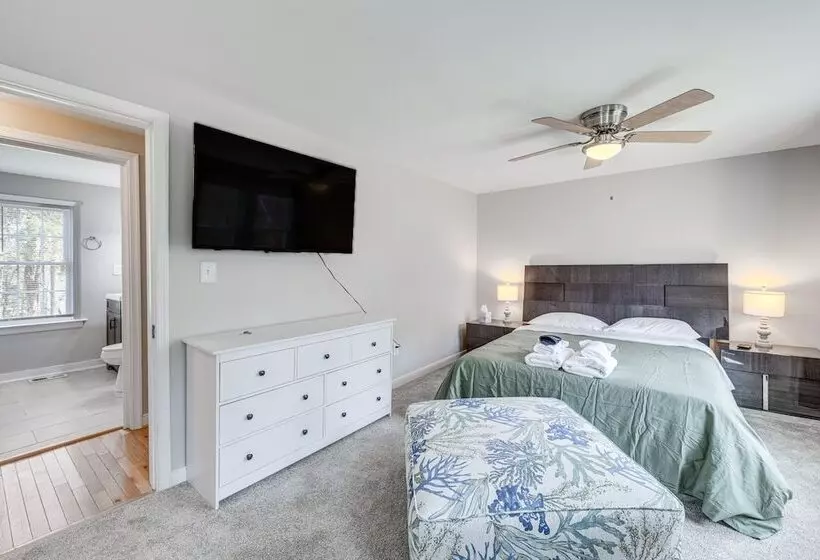 Toano Home W/ Screened Porch: Steps To Lake!