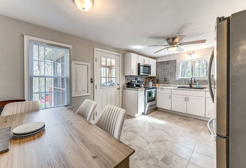 Toano Home W/ Screened Porch: Steps To Lake!