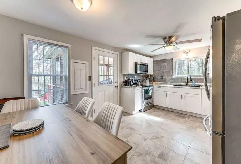 Toano Home W/ Screened Porch: Steps To Lake!