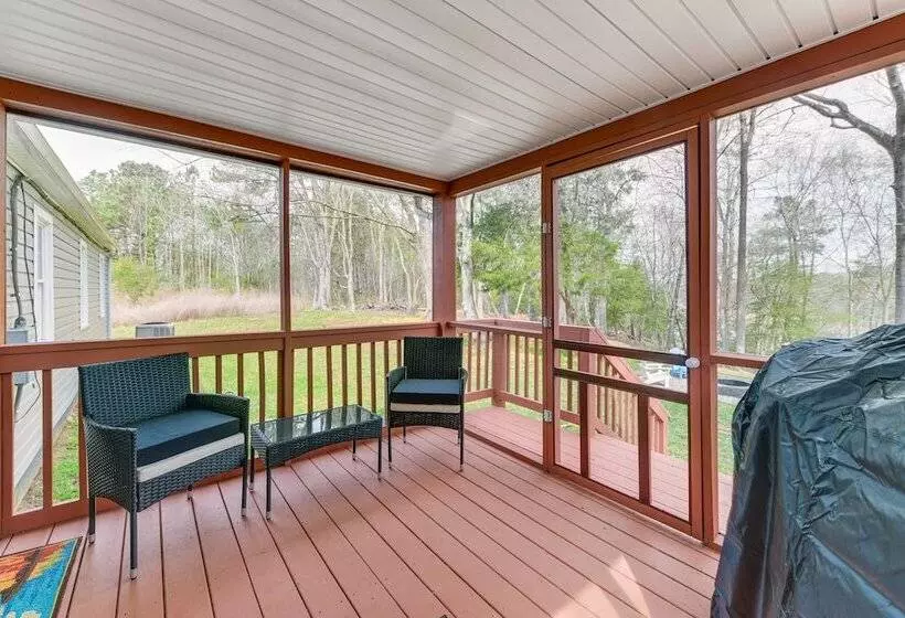 Toano Home W/ Screened Porch: Steps To Lake!