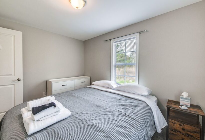 Toano Home W/ Screened Porch: Steps To Lake!