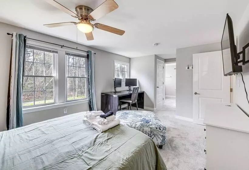 Toano Home W/ Screened Porch: Steps To Lake!