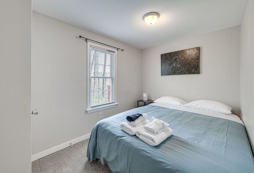 Toano Home W/ Screened Porch: Steps To Lake!