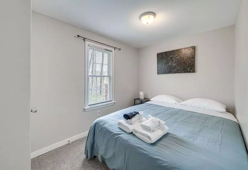 Toano Home W/ Screened Porch: Steps To Lake!