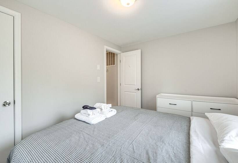 Toano Home W/ Screened Porch: Steps To Lake!