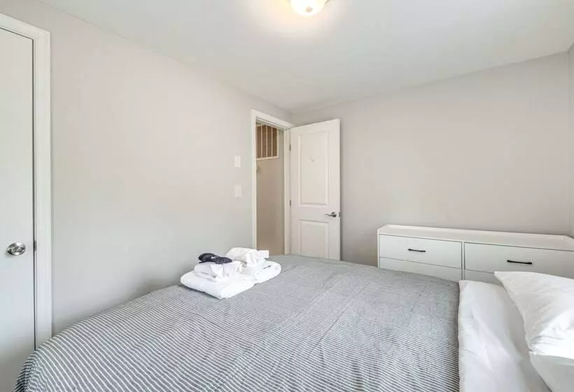 Toano Home W/ Screened Porch: Steps To Lake!