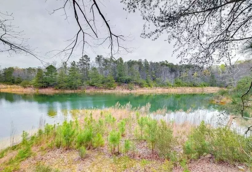 Toano Home W/ Screened Porch: Steps To Lake!